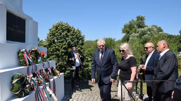 Megemlékezés a turulmadaras emlékműnél - Hit, bölcsesség, áldozatvállalás. Fotó: Kovács Elemér