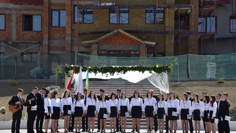 Ballagási ünnepség a Beregszászi Bethlen Gábor Líceumban. Fotó: Kovács Elemér