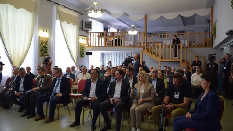 Magyar Levente, Magyarország Külgazdasági és Külügyminisztériumának parlamenti államtitkára a Beregszász mellett fekvő Makkosjánosiban. Fotó: Kárpátinfo/Kovács Elemér