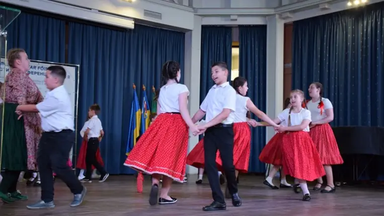 Az összetartozás tánca kétezer kárpátaljai résztvevővel. Fotó: Kárpátinfo/Kovács Elemér