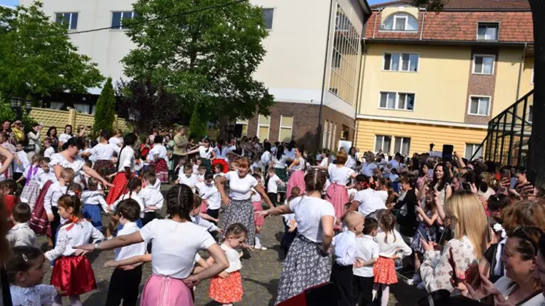 Az összetartozás tánca kétezer kárpátaljai résztvevővel. Fotó: Kárpátinfo/Kovács Elemér