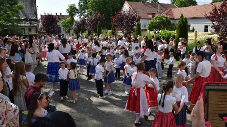 Az összetartozás tánca kétezer kárpátaljai résztvevővel. Fotó: Kárpátinfo/Kovács Elemér