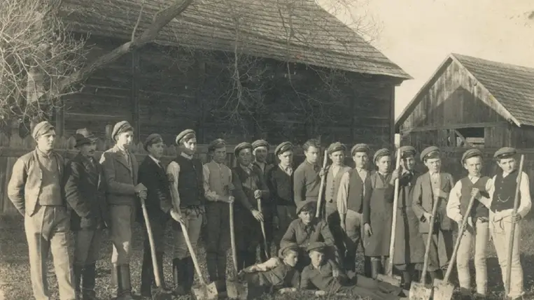3. Minoriták által működtetett gazdasági iskola tanulói Kézdivásárhelyen, 1940-ben. Forrás: CsNM és Székely Tájház.