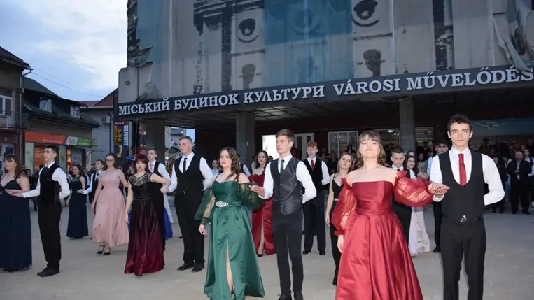 Szalagavató ünnepség a Beregszászi Bethlen Gábor Líceumban (Fotó: Kárpátinfo/Kovács Erzsébet)