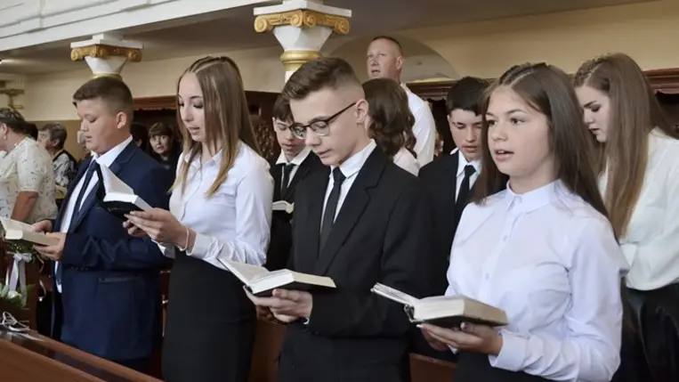 Konfirmációs ünnepség Badalóban