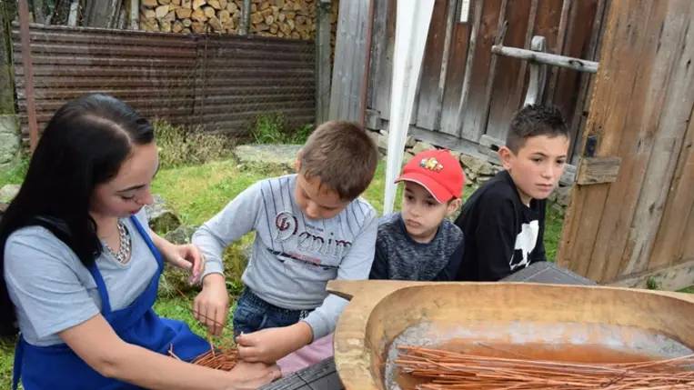 Pünkösdi népszokások megélése a Nagyberegi Tájházban. Fotó: Kárpátinfo/Kovács Elemér
