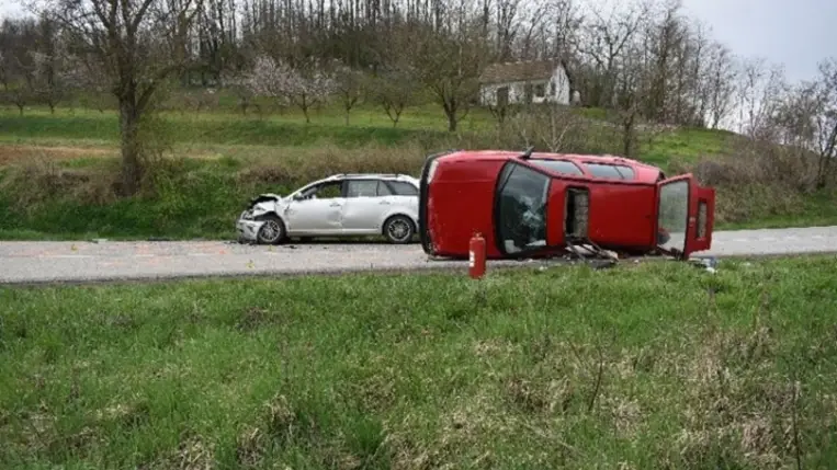 A balesetet okozó autóban három gyermek is utazott. A kocsiban nem volt gyermekbiztonsági rendszer, ráadásul az elöl utazó szülők sem voltak bekötve. (Fotó: Police.hu)