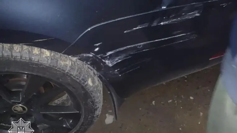 Munkácson egy ittas sofőr nekihajtott egy parkoló személygépkocsinak. (Fotó: Kárpátaljai Járőrszolgálat)