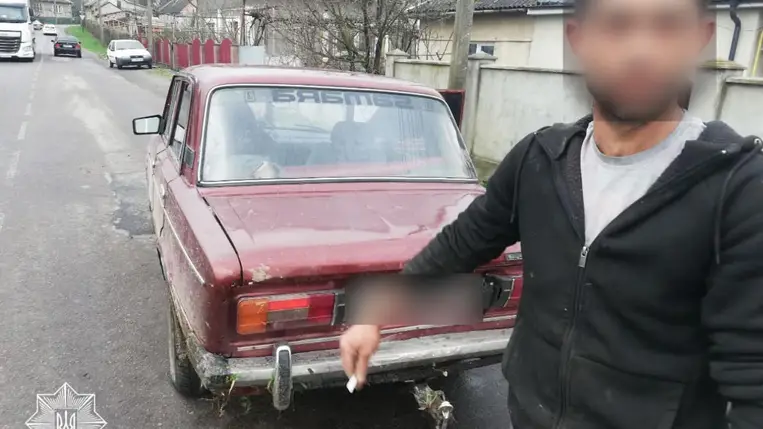 Árokba hajtott egy részeg sofőr Ungváron. (Fotó: Kárpátaljai Járőrszolgálat)