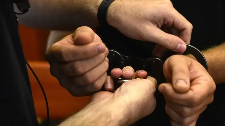 Veréssel végződött a lányszöktetés, TEK-esek mentek a tinilány rokonaiért