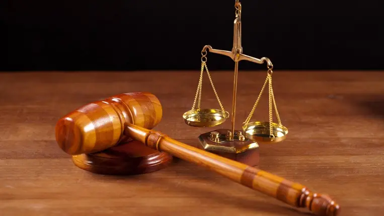 Jogerősen tizenkét év fegyházat kapott egy nevelt lányát megerőszakoló férfi