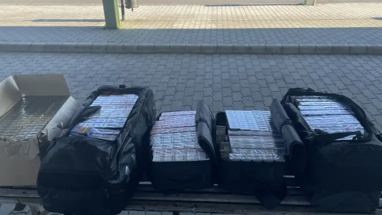 Tízmillió forintot meghaladó értékű csempészett cigaretta a határon. (Fotó: Police.hu)