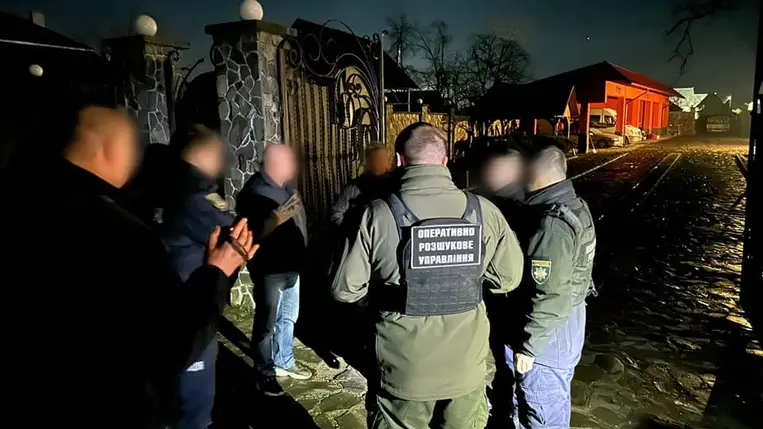 Az ukrán-magyar határ közelében elfogtak két katonaköteles férfit és az őket segítő embercsempészt. (Fotó: Ukrán Állami Határszolgálat)