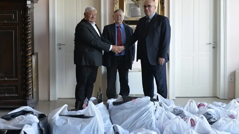 Lomnici Zoltán, az Emberi Méltóság Tanácsa elnöke (b) és Szunai Miklós, az Emberi Méltóság Tanácsa főtitkára (k) átadja a Kárpátalján élő fiataloknak összeállított adományokat Brenzovics Lászlónak, a Kárpátaljai Magyar Kulturális Szövetség elnökének (j) Budapesten 2023. március 28-án. Az Emberi Méltóság Tanácsának ajándékcsomagjait a beregszászi II. Rákóczi Ferenc Főiskola hallgatói, középiskolások és a nagydobronyi árvaház lakói kapják. MTI/Soós Lajos