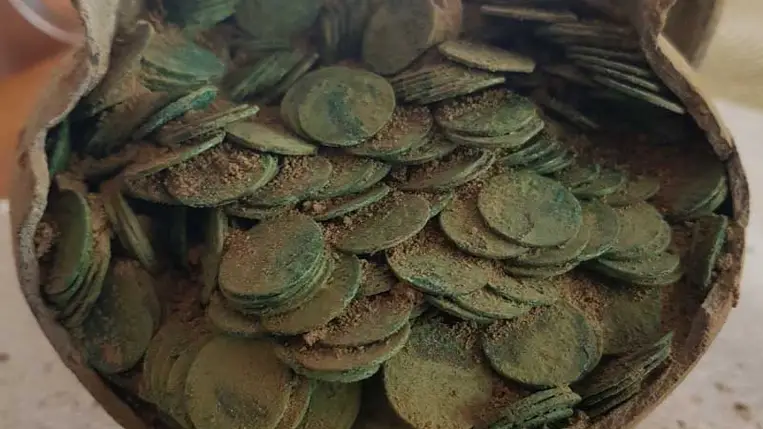 Véletlenül bukkantak az ezer érmét rejtő kincsre a termőföldben