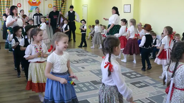 Farsangolás a P. Frangepán Katalin Gimnázium beregszászi bázisóvodájában. (Fotó: Kárpátinfo/Kovács Erzsébet)