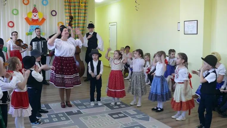 Farsangolás a P. Frangepán Katalin Gimnázium beregszászi bázisóvodájában. (Fotó: Kárpátinfo/Kovács Erzsébet)