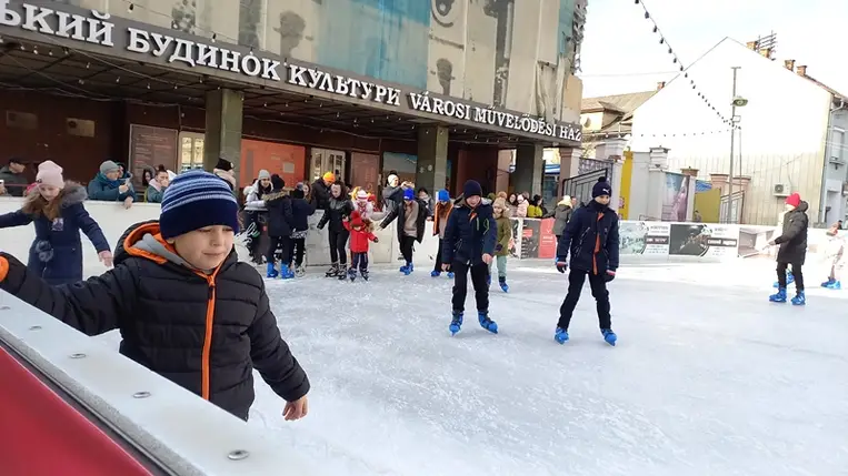 Korcsolyázás és teadélután a nagycsaládosoknál