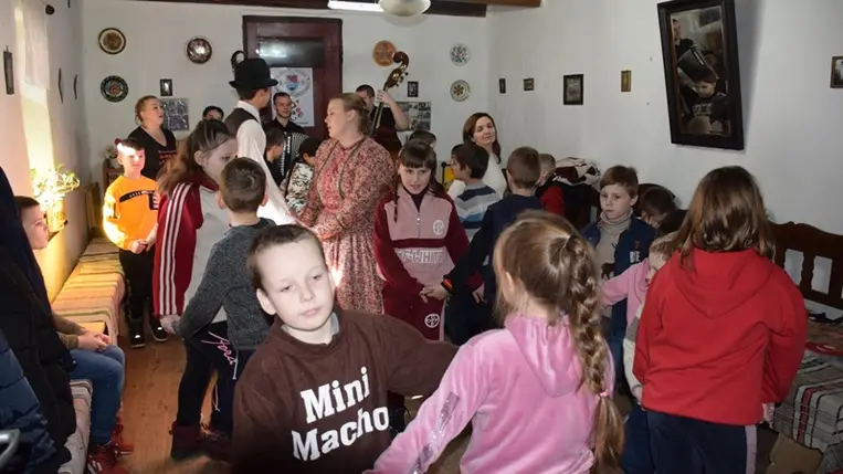 Maszkkészítés, alakoskodás – télűző mulatság a Nagyberegi Tájházban. (Fotó: Kárpátinfo/Kovács Elemér)