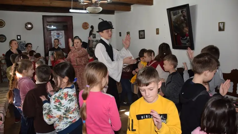 Maszkkészítés, alakoskodás – télűző mulatság a Nagyberegi Tájházban. (Fotó: Kárpátinfo/Kovács Elemér)