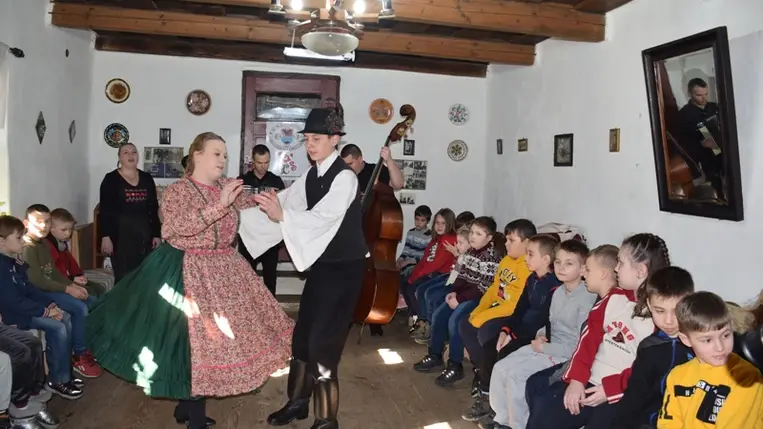 Maszkkészítés, alakoskodás – télűző mulatság a Nagyberegi Tájházban. (Fotó: Kárpátinfo/Kovács Elemér)