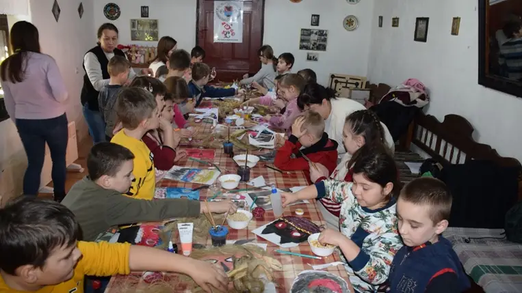 Maszkkészítés, alakoskodás – télűző mulatság a Nagyberegi Tájházban. (Fotó: Kárpátinfo/Kovács Elemér)