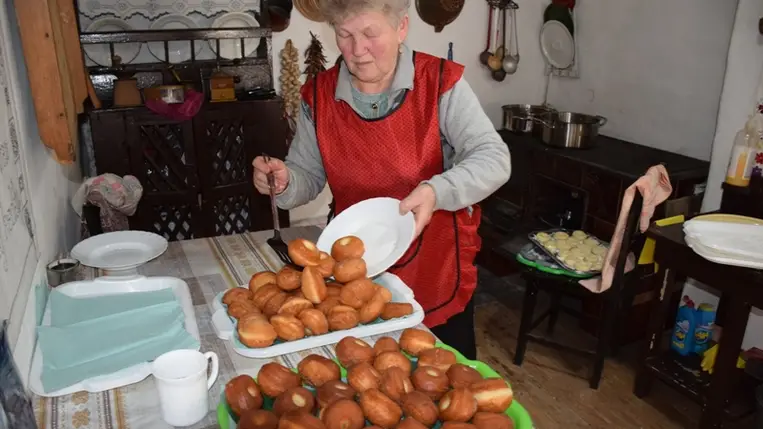Maszkkészítés, alakoskodás – télűző mulatság a Nagyberegi Tájházban. (Fotó: Kárpátinfo/Kovács Elemér)