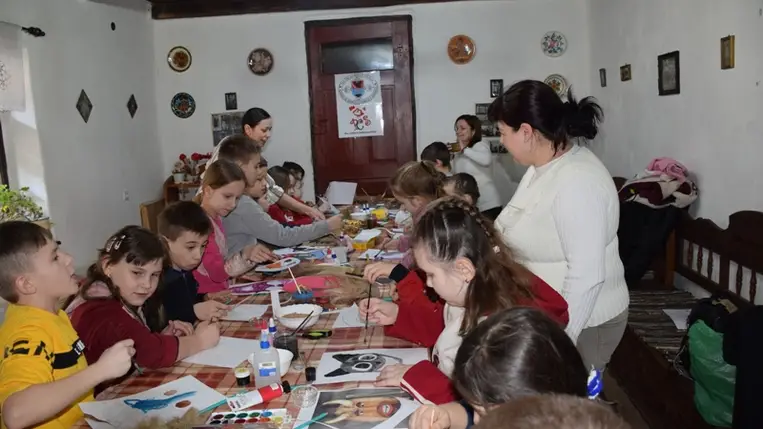 Maszkkészítés, alakoskodás – télűző mulatság a Nagyberegi Tájházban. (Fotó: Kárpátinfo/Kovács Elemér)