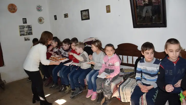 Maszkkészítés, alakoskodás – télűző mulatság a Nagyberegi Tájházban. (Fotó: Kárpátinfo/Kovács Elemér)