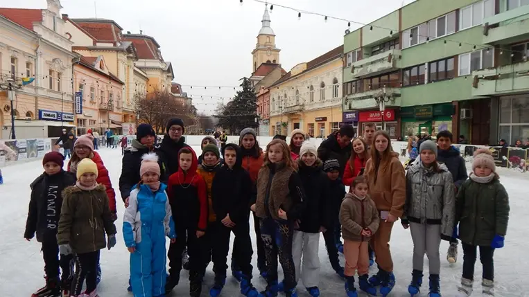 Korcsolyáztak a Sámuel Alapítvány gyerekei