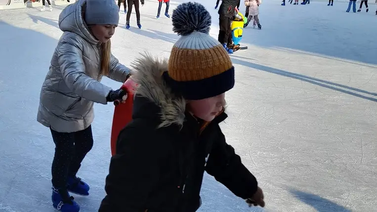 Korcsolyáztak a Sámuel Alapítvány gyerekei