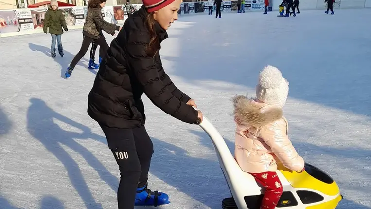 Korcsolyáztak a Sámuel Alapítvány gyerekei