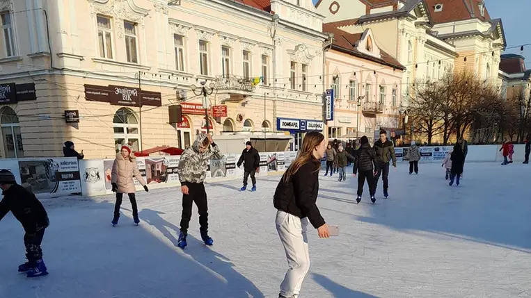 Korcsolyáztak a Sámuel Alapítvány gyerekei