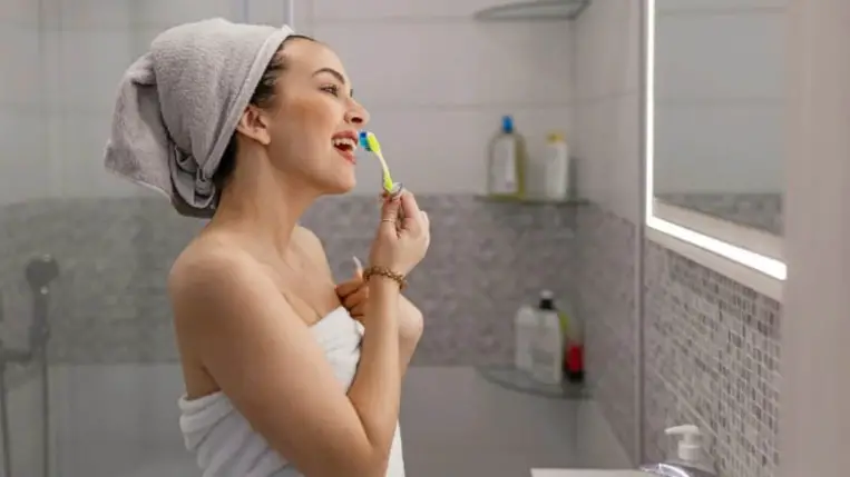 A fogorvos figyelmeztet: ezért ne moss fogat a zuhany alatt!