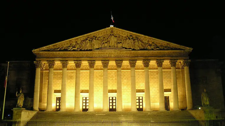 A francia szenátus elfogadta a vitatott nyugdíjreformot, a parlament csütörtökön szavazhat