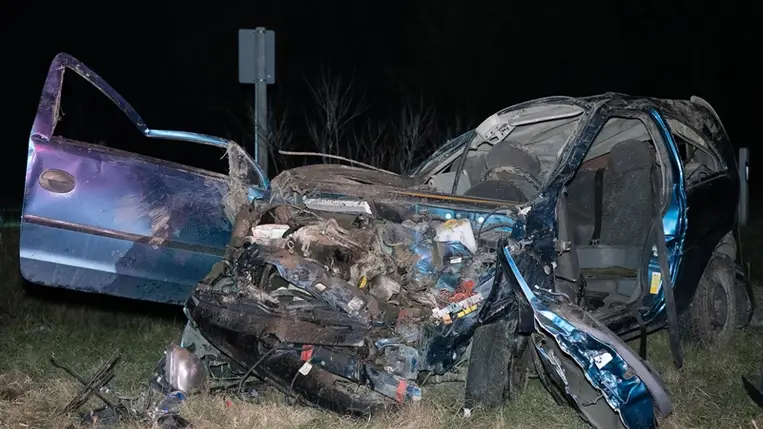 Összeroncsolódott személyautó az 5301-es úton, a Bács-Kiskun vármegyei Páhinál 2023. március 26-án este, miután a jármű letért az útról és árokba csapódott. A balesetben egy ember meghalt, ketten megsérültek. MTI/Donka Ferenc