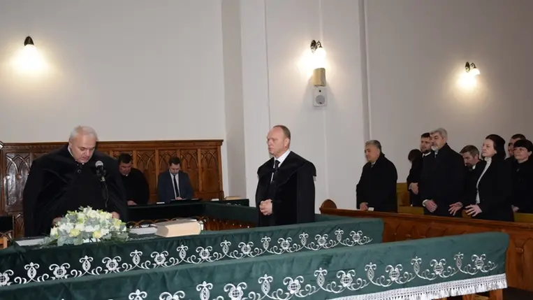 Az újonnan megválasztott esperes, illetve az egyházmegye tisztviselőinek fogadalomtétele. (Fotó: Kovács Erzsébet)