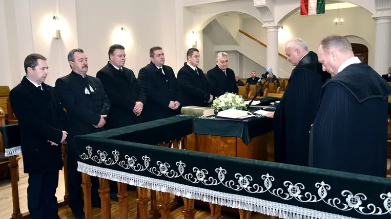 Az újonnan megválasztott esperes, illetve az egyházmegye tisztviselőinek fogadalomtétele. (Fotó: Kovács Erzsébet)