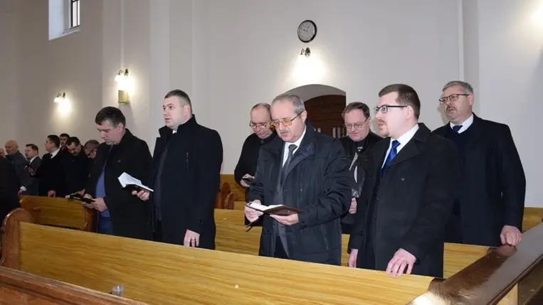 Az újonnan megválasztott esperes, illetve az egyházmegye tisztviselőinek fogadalomtétele. (Fotó: Kovács Erzsébet)