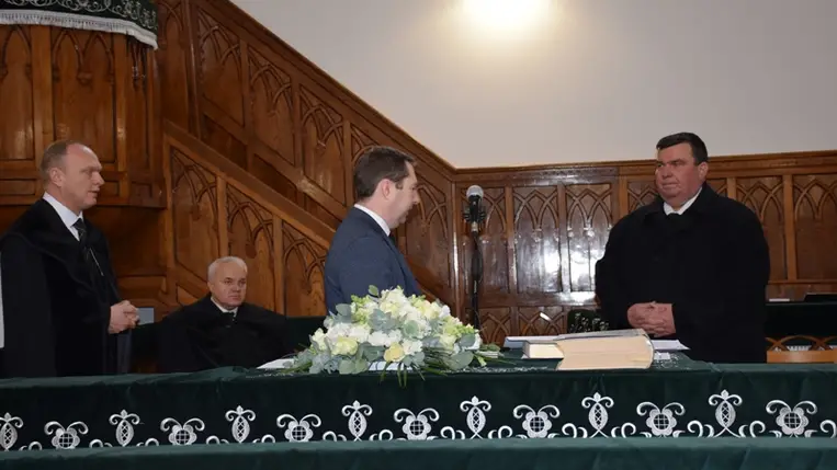 Az újonnan megválasztott esperes, illetve az egyházmegye tisztviselőinek fogadalomtétele. (Fotó: Kovács Erzsébet)