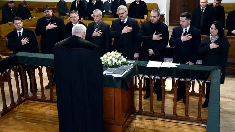 Az újonnan megválasztott esperes, illetve az egyházmegye tisztviselőinek fogadalomtétele. (Fotó: Kovács Erzsébet)