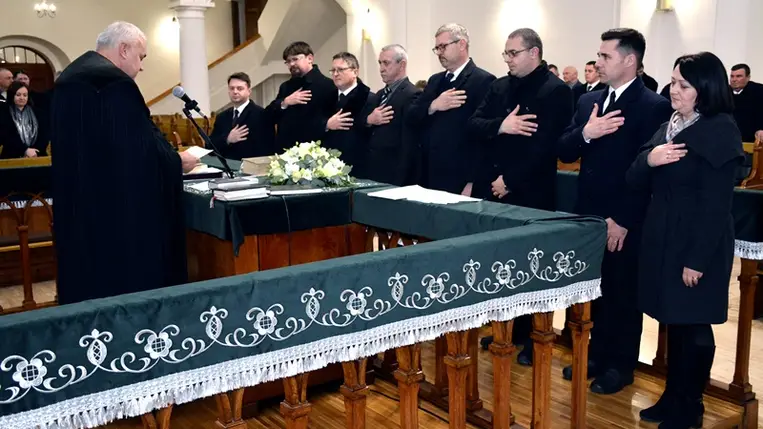 Az újonnan megválasztott esperes, illetve az egyházmegye tisztviselőinek fogadalomtétele. (Fotó: Kovács Erzsébet)