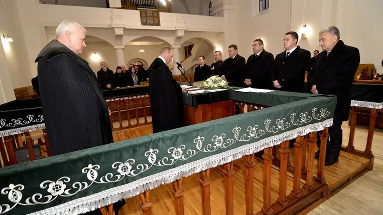 Az újonnan megválasztott esperes, illetve az egyházmegye tisztviselőinek fogadalomtétele. (Fotó: Kovács Erzsébet)