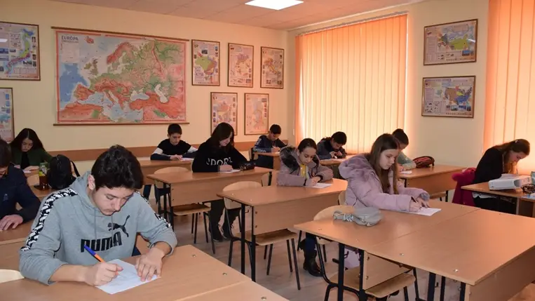 Nyelvhasználati és helyesírási vetélkedők a KMPSZ szervezésében.