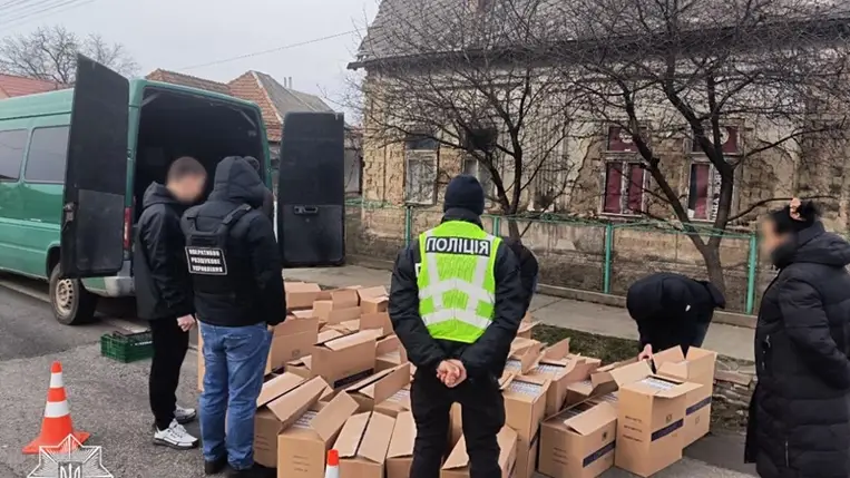 Nagy mennyiségű cigarettát találtak egy mikrobuszban a kárpátaljai járőrök (Fotó: Kárpátaljai Rendőrjárőrség)