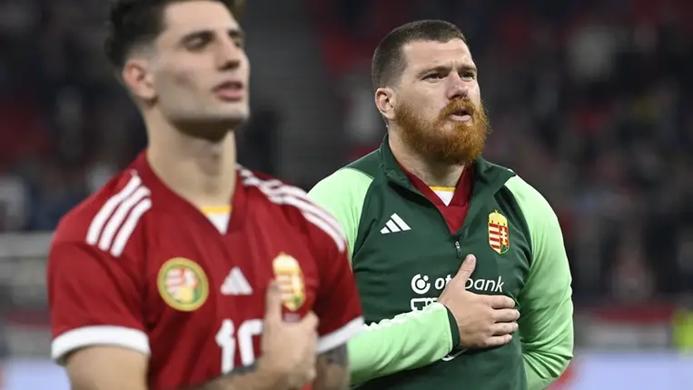 Szoboszlai Dominik (b) és a gólszerző Ádám Martin, a magyar válogatott játékosai a Himnuszt éneklik a Magyarország -Észtország felkészülési mérkőzés után a Puskás Arénában 2023. március 23-án. A magyar válogatott 1-0-ra nyert. MTI/Koszticsák Szilárd