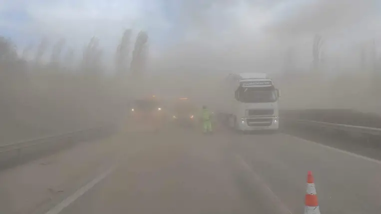 Útinform: homokfelhő rontja a látási körülményeket az M1-esen, Nagyszentjánosnál. A kiemelt kép illusztráció (Fotó: Internet)