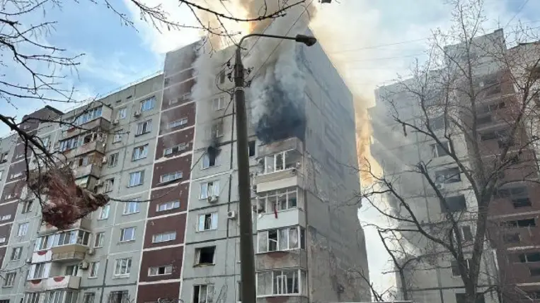 Orosz rakéta csapódott egy tömbházba Zaporizsjában (Fotó: t.me/kurtievofficial)