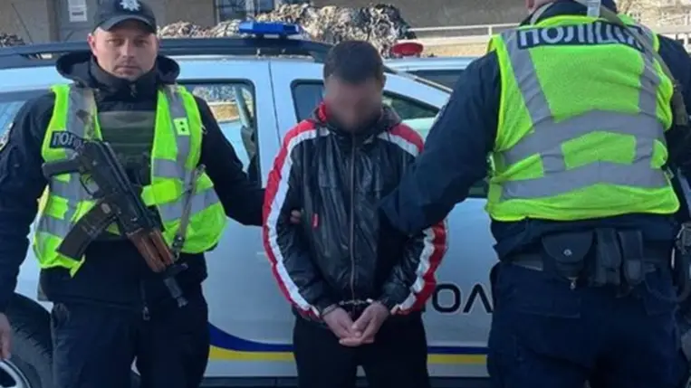 Kárpátalján egy férfi részegen vezette az ellopott autót. (Fotó: Kárpátalja Rendőrsége)