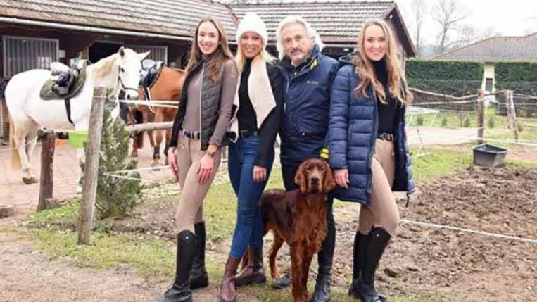 Sasvári Sándor feleségével és lányaival: mindhárman szőke szépségek